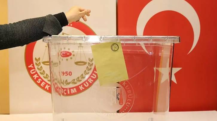 İstanbul'da son 9 anket geldi. Bir o öne geçiyor bir diğeri öne geçiyor 8